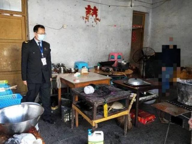 罚款4000！富顺一烧烤店无证无照经营，还容留客人堂食