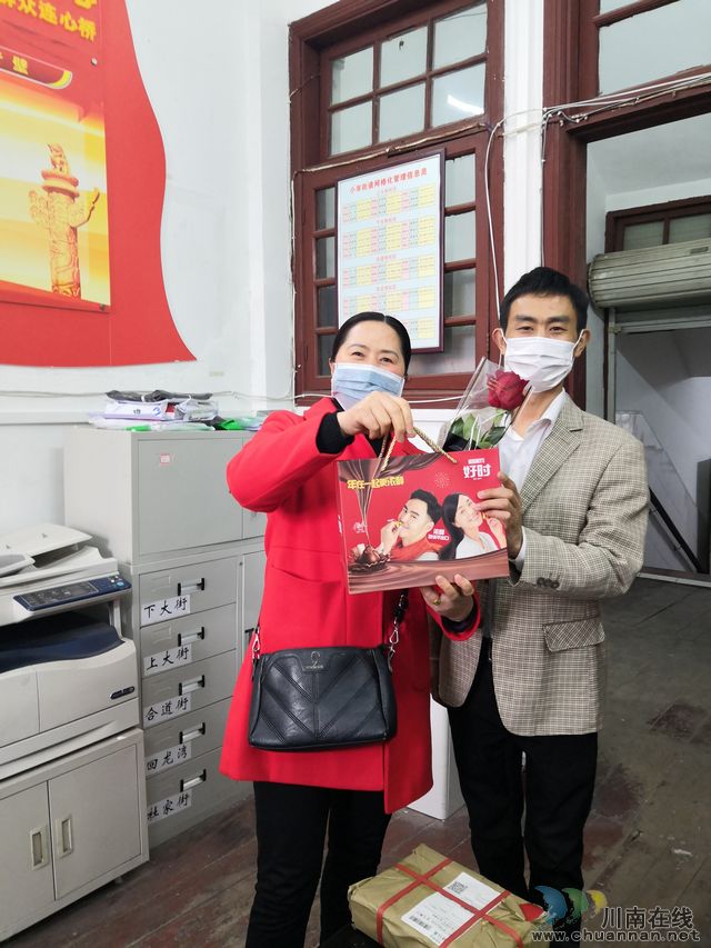 龙马潭区小市街道：花赠最美“抗疫”者(图1)