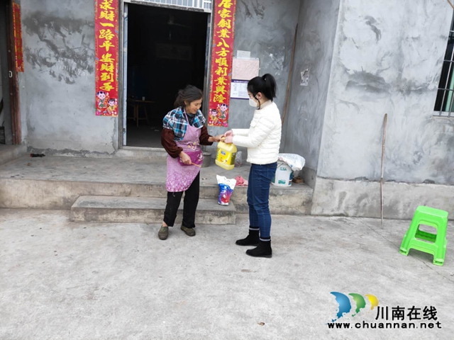 合江县应急管理局开展脱贫攻坚帮扶和妇女节走访慰问(图1) 合江县应急管理局开展脱贫攻坚帮扶和妇女节走访慰问(图1)