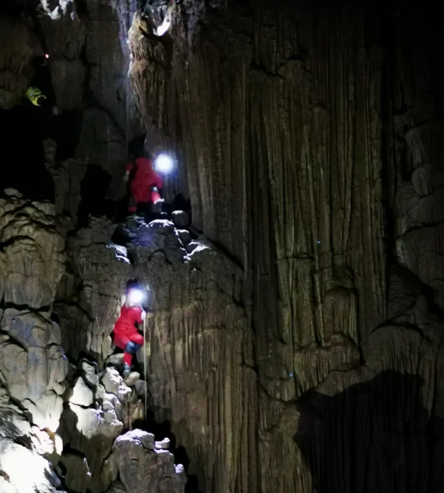 古蔺探险队探秘无名溶洞,发现神秘岩画(附视频)(图2) 古蔺探险队探秘无名溶洞,发现神秘岩画(附视频)(图2)