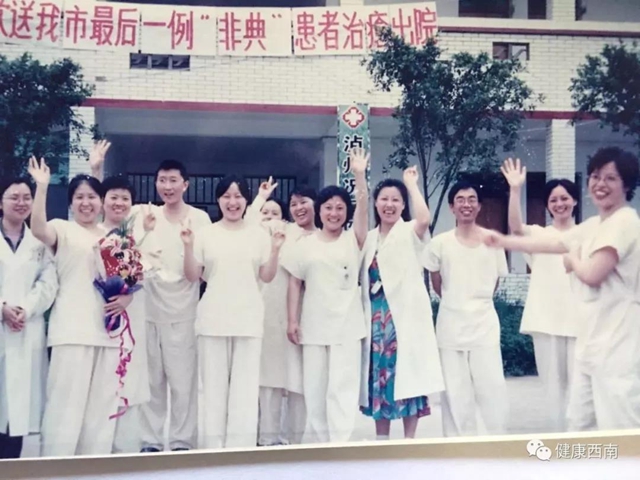 “17年后,我终于成了你”:一对母女医生的抗疫路(图4) “17年后,我终于成了你”:一对母女医生的抗疫路(图4)