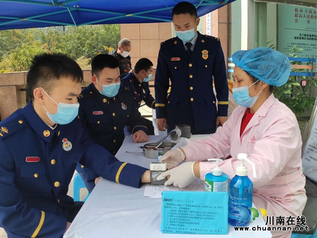 暖心战“疫”|泸州消防员无偿献血 用行动传递爱心(图1)