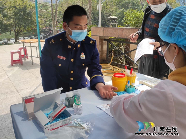 暖心战“疫”|泸州消防员无偿献血 用行动传递爱心(图2)