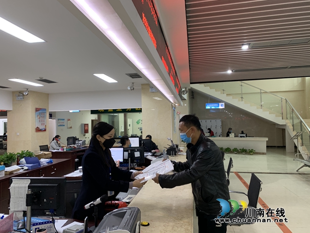 泸县:便民新举措 打通养老保险转移接续服务的“最后一公里”(图1) 泸县:便民新举措 打通养老保险转移接续服务的“最后一公里”(图1)