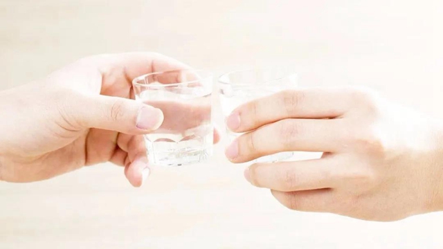 【围观】吞口！泸州90后辣妈豪饮一斤白酒后遭了……(图1)