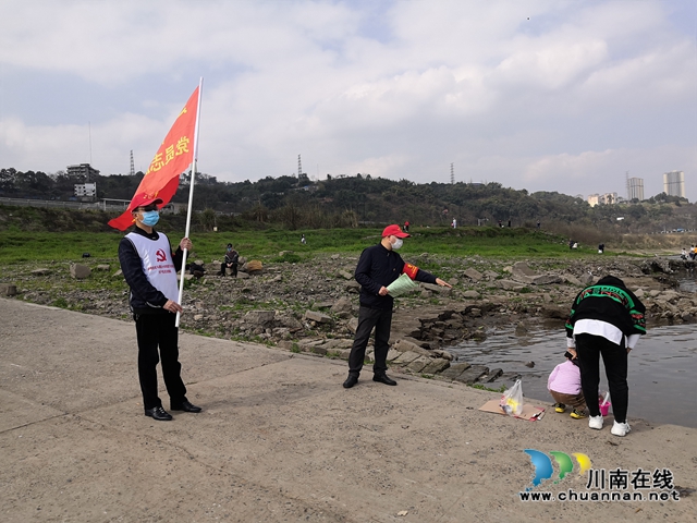 巡河护江 龙马潭区小市志愿者在行动(图2)