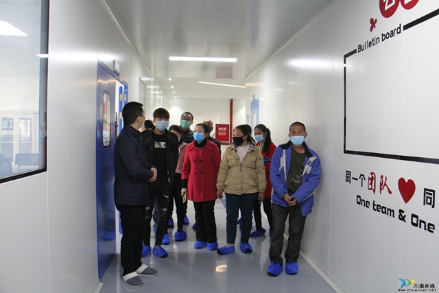 泸县：扶贫干部带贫困户进城“赶考” 助力贫困户就业增收(图2)