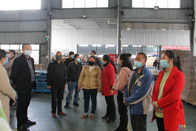 泸县：扶贫干部带贫困户进城“赶考” 助力贫困户就业增收(图3)