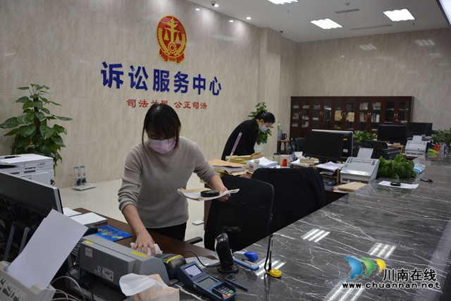 泸州中院开展“周末卫生大扫除”活动(图2) 泸州中院开展“周末卫生大扫除”活动(图2)