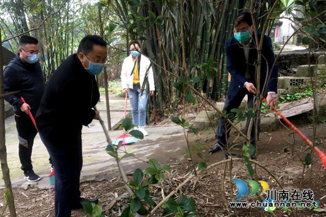 纳溪区万名党员干部职工为家园“清肺”(图4) 纳溪区万名党员干部职工为家园“清肺”(图4)