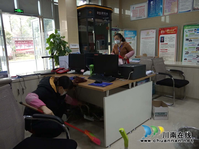 江阳区茜草街道沙坪社区:开展周末卫生大扫除 筑就疫情防控坚实屏障(图2) 江阳区茜草街道沙坪社区:开展周末卫生大扫除 筑就疫情防控坚实屏障(图2)