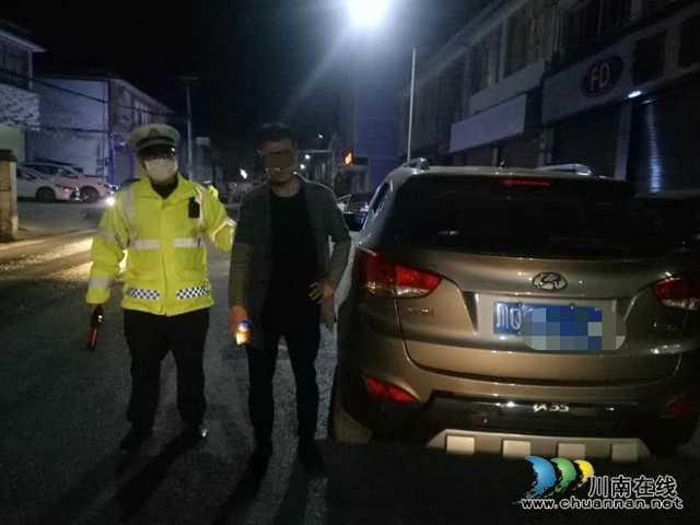 宜宾筠连交警大队开展夜查酒、醉驾集中统一行动(图1)