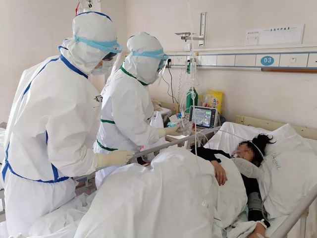 西南医大中医院首批援鄂英雄离汉返川(图3)