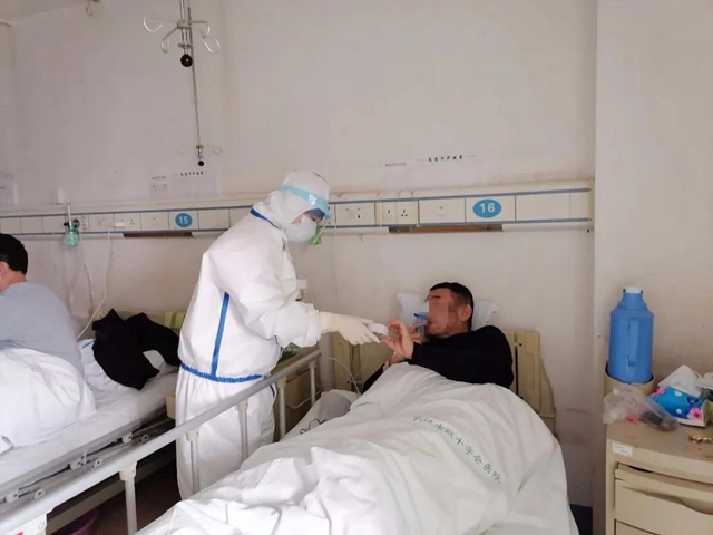 西南医大中医院首批援鄂英雄离汉返川(图4)