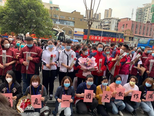 西南医大中医院首批援鄂英雄离汉返川(图15)