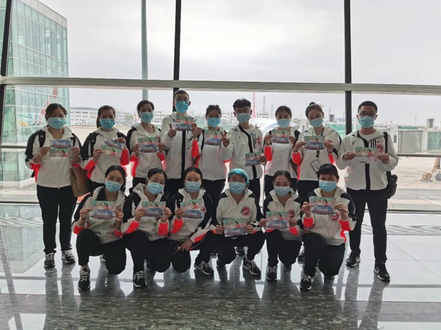 西南医大中医院首批援鄂英雄离汉返川(图26)