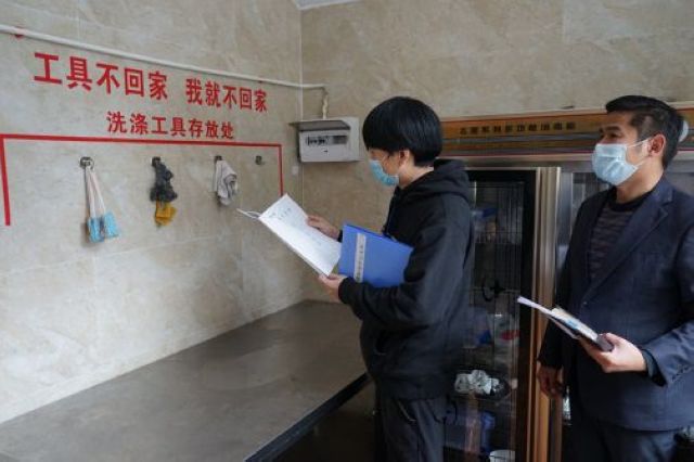 泸州市市场监管部门和消委组织联合开展消费市场体察活动(图2) 泸州市市场监管部门和消委组织联合开展消费市场体察活动(图2)