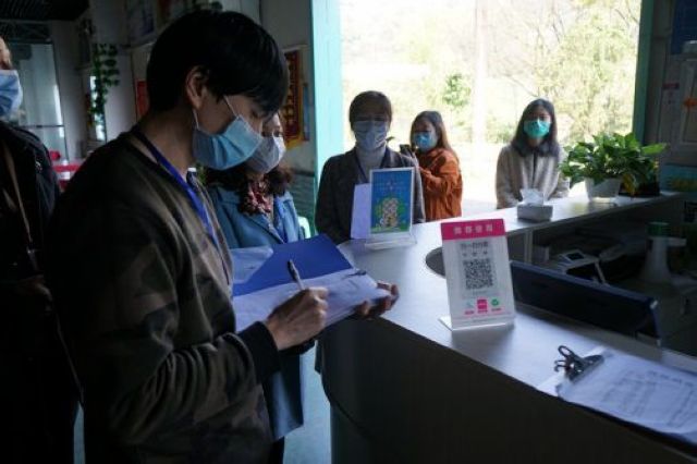 泸州市市场监管部门和消委组织联合开展消费市场体察活动(图3) 泸州市市场监管部门和消委组织联合开展消费市场体察活动(图3)