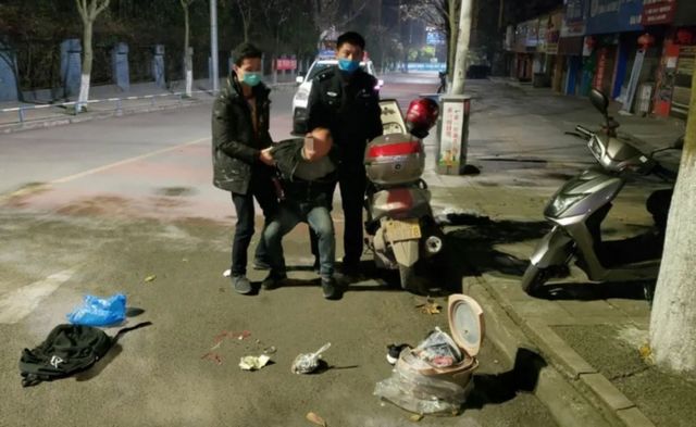 “站到！不要跑！”宜宾屏山街头凌晨抓犯人！抓捕视频太刺激！(图2)