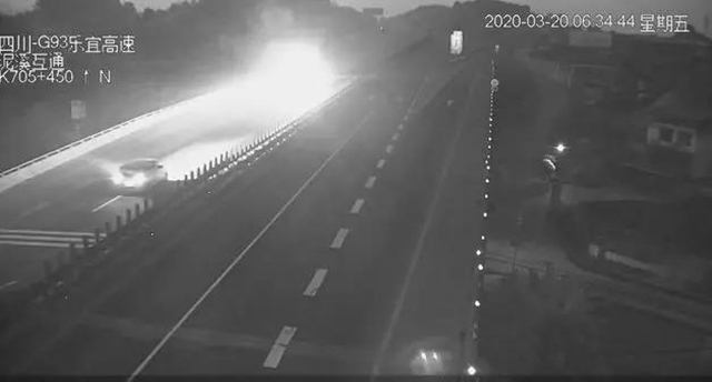 危险！男子凌晨乐宜高速逆行！竟称自己没违法