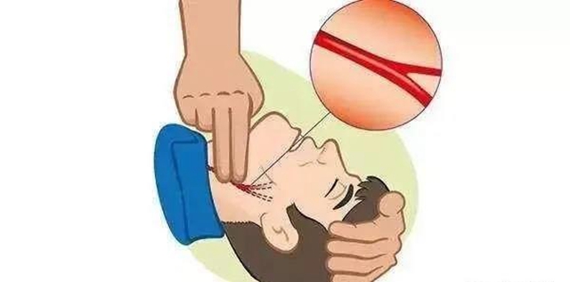 泸州大爷晕倒路边，90后医生跨栏上演生死急救！(图6)