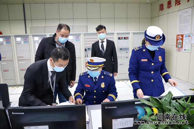 泸州消防支队：“线上线下”双线作战 坚决打赢复工复产消防保卫战(图2)