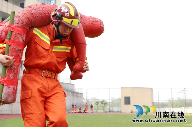 泸州消防持续开展体能月考 提升队伍攻坚打赢能力(图1)