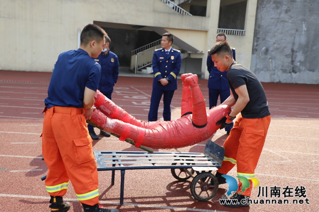 泸州消防持续开展体能月考 提升队伍攻坚打赢能力(图5)