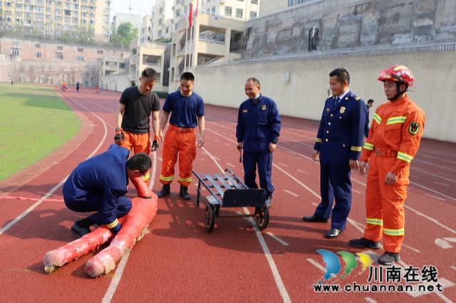 泸州消防持续开展体能月考 提升队伍攻坚打赢能力(图6)