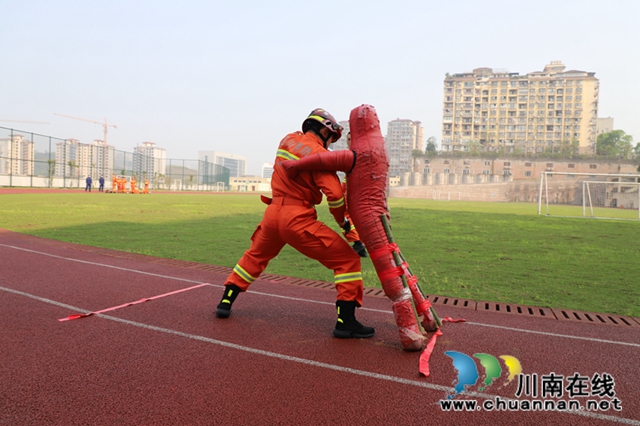 泸州消防持续开展体能月考 提升队伍攻坚打赢能力(图11)