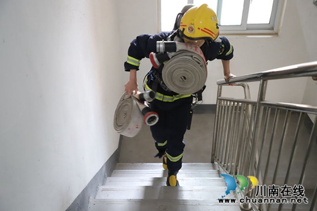 泸州消防持续开展体能月考 提升队伍攻坚打赢能力(图16)