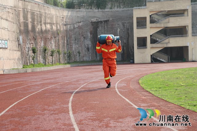 泸州消防持续开展体能月考 提升队伍攻坚打赢能力(图15)