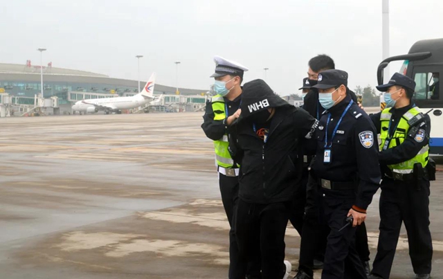 泸州黑衣男，不满防疫措施“劫持”飞机？