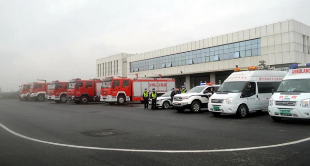 泸州黑衣男,不满防疫措施“劫持”飞机?(图2) 泸州黑衣男,不满防疫措施“劫持”飞机?(图2)