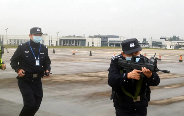 泸州黑衣男,不满防疫措施“劫持”飞机?(图3) 泸州黑衣男,不满防疫措施“劫持”飞机?(图3)