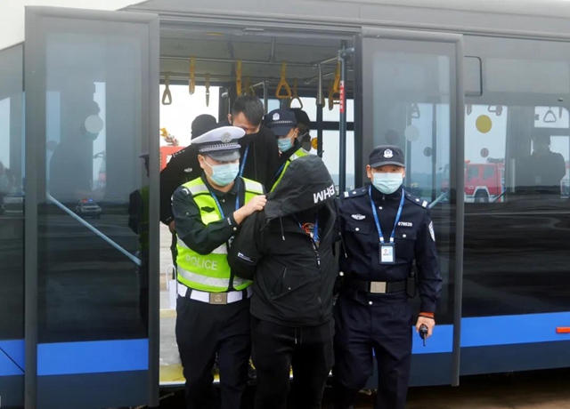 泸州黑衣男,不满防疫措施“劫持”飞机?(图4) 泸州黑衣男,不满防疫措施“劫持”飞机?(图4)