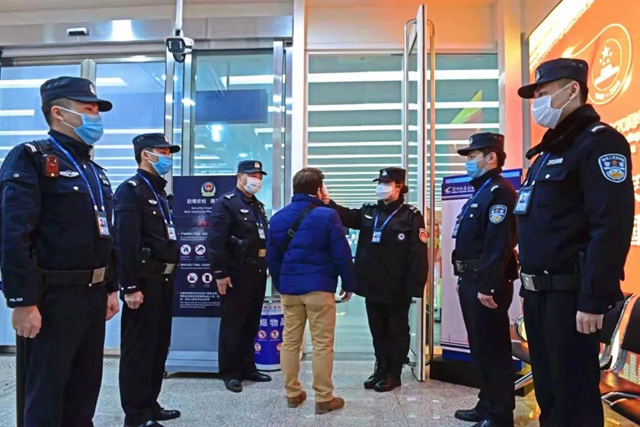 泸州黑衣男,不满防疫措施“劫持”飞机?(图7) 泸州黑衣男,不满防疫措施“劫持”飞机?(图7)