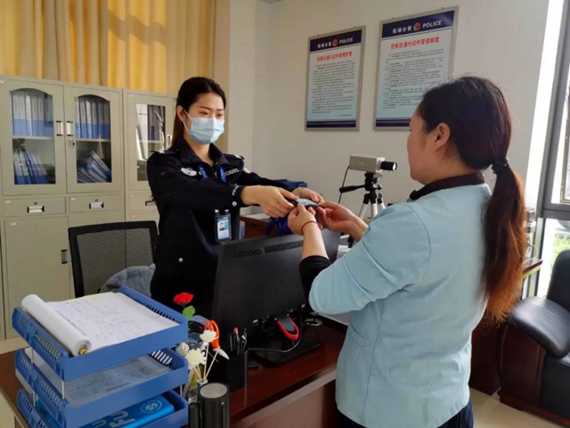 泸州黑衣男,不满防疫措施“劫持”飞机?(图8) 泸州黑衣男,不满防疫措施“劫持”飞机?(图8)