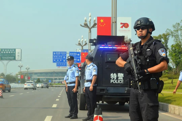 泸州黑衣男,不满防疫措施“劫持”飞机?(图9) 泸州黑衣男,不满防疫措施“劫持”飞机?(图9)