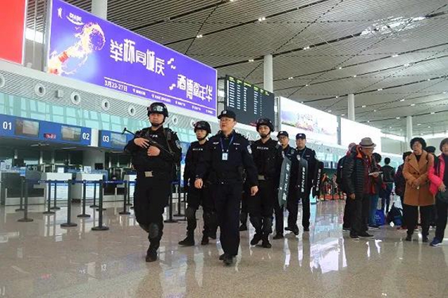 泸州黑衣男,不满防疫措施“劫持”飞机?(图10) 泸州黑衣男,不满防疫措施“劫持”飞机?(图10)