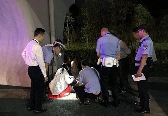 泸州黑衣男,不满防疫措施“劫持”飞机?(图11) 泸州黑衣男,不满防疫措施“劫持”飞机?(图11)