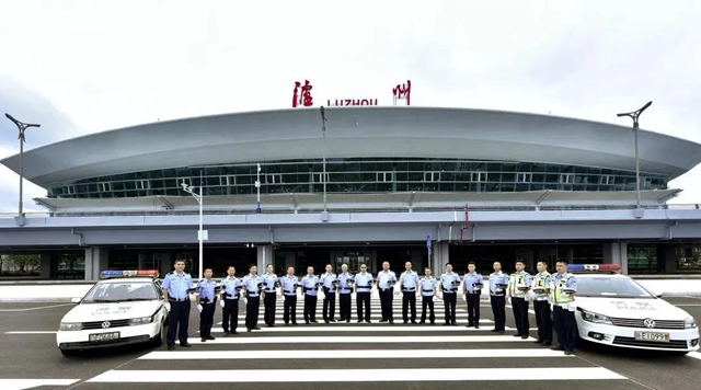 泸州黑衣男,不满防疫措施“劫持”飞机?(图12) 泸州黑衣男,不满防疫措施“劫持”飞机?(图12)