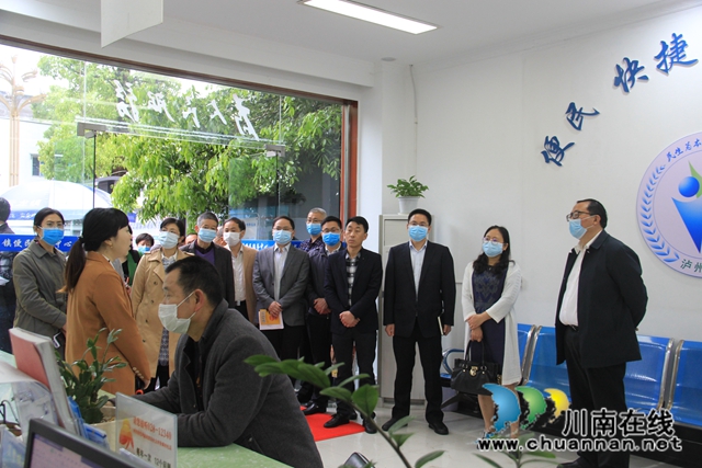 泸州市人大常委会到泸县云龙镇调研医疗保障工作(图2)