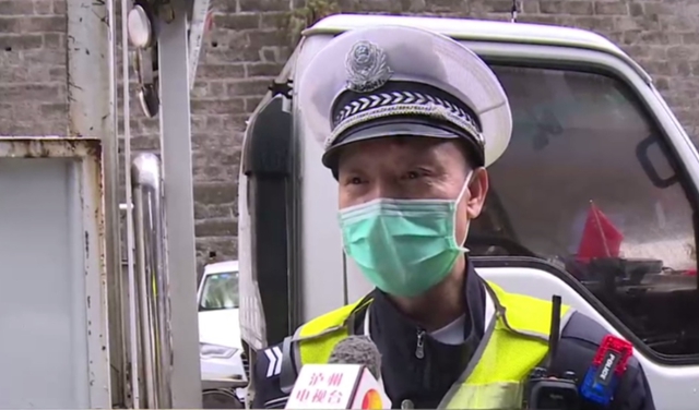 你弯腰的样子真帅！ 泸州54岁交警徒手清理排污口(图3)
