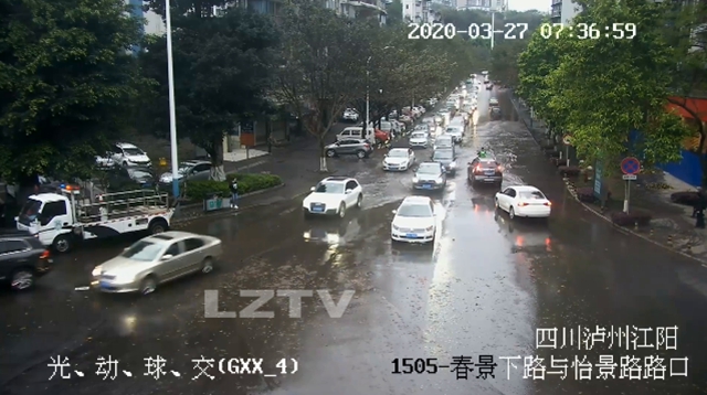 你弯腰的样子真帅！ 泸州54岁交警徒手清理排污口(图2)