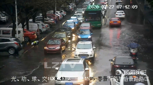 你弯腰的样子真帅！ 泸州54岁交警徒手清理排污口(图4)