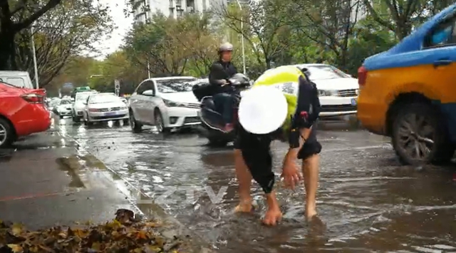 你弯腰的样子真帅！ 泸州54岁交警徒手清理排污口(图7)