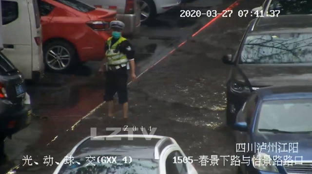 你弯腰的样子真帅！ 泸州54岁交警徒手清理排污口(图6)