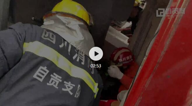 成自泸高速自贡段：一吊臂货车侧翻 司机获救后第一件事是找手机(图1)