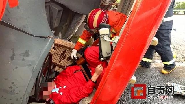 成自泸高速自贡段：一吊臂货车侧翻 司机获救后第一件事是找手机(图3)